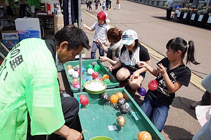 子どもたちは水風船つりに熱中