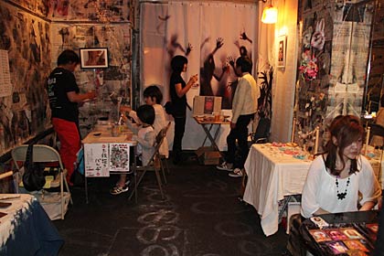 26日夜、酒場カンテツで開かれた昨年12月に続いて2回目の「Night Bazaar」