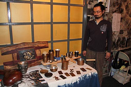 燕市・鎚起銅器職人大橋保隆さんは今回のためにiPhone用カバーも