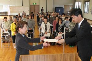 新潟県共同募金会燕市支会の平成24年度助成決定交付式、交付団体に目録を手渡す支会長の鈴木市長