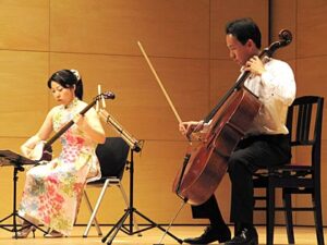 6月3日に燕市・福勝寺でのお寺で音楽を楽しむ会に米国在住の邦楽奏者木村伶香能さんとチェロの玉木光さんのデュオ演奏、三条市・八幡宮宮司の藤崎重康さんも尺八でコラボ