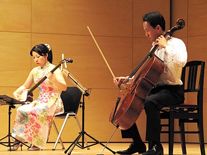 6月3日に福勝寺のお寺で音楽を楽しむ会に出演する木村さんと玉木光さんのデュオ演奏のようす