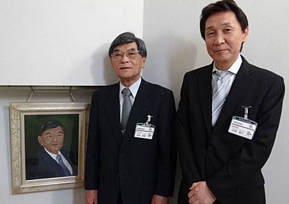 左から松永教育長の肖像画と松永教育長、肖像画描いた池浦教育部長