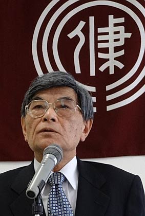 退任式であいさつする松永教育長