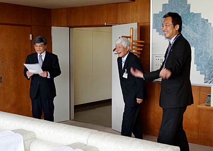  辞令交付を終わって空気を変えようと笑顔をつくる国定市長