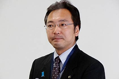  退任式で涙をこらえる国定市長