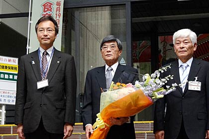 市役所正面玄関前で記念撮影、左から国定市長、松永教育長、吉田副市長
