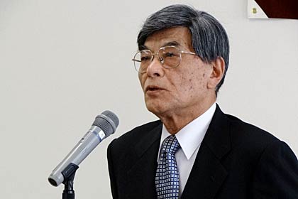  退任式であいさつする松永教育長
