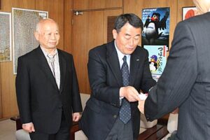 左から曙産業の大山会長、和平フレイズの和平社長、鈴木市長