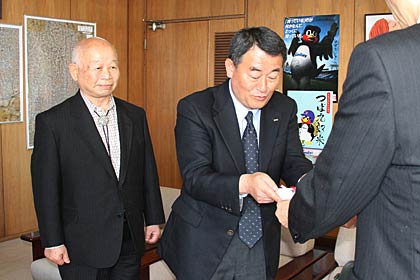 左から曙産業の大山会長、和平フレイズの和平社長、鈴木市長