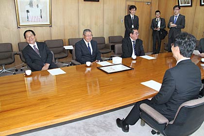 左から燕市建設業協同組合の波潟代表理事、副理事でもある星野社長、氏田専務理事