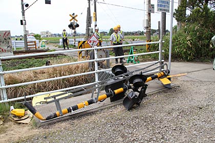  はね飛ばされた軽トラックが倒した踏切の警報機