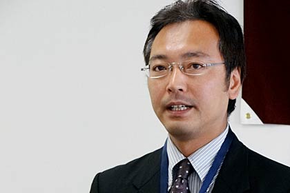 松永教育長の退任であいさつする国定市長