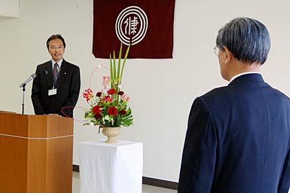 国定市長に向き合ってあいさつを聞く松永教育長