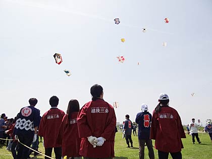  次々と三条六角巻凧が舞い上がる初日2日の三条凧合戦