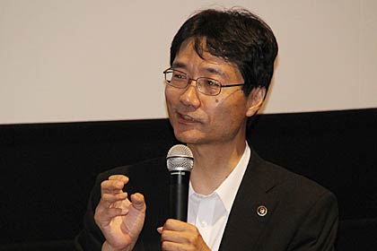 ノリノリであいさつする鈴木市長