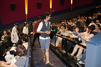 退場するキャストに手を振る来場者