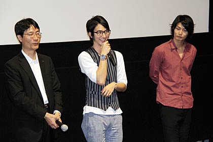 左から鈴木市長、中山さん、八神さん