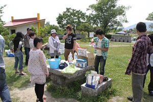 燕市被災者サポートセンターが第5回交流会「BBQ@吉田ふれあい広場」、燕市内に避難する人のうち20人が参加してバーベキュー