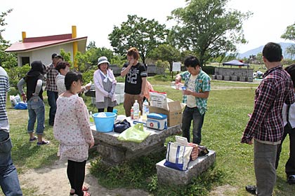  17人が参加して吉田ふれあい広場で開かれた第5回交流会「BBQ@吉田ふれあい広場」