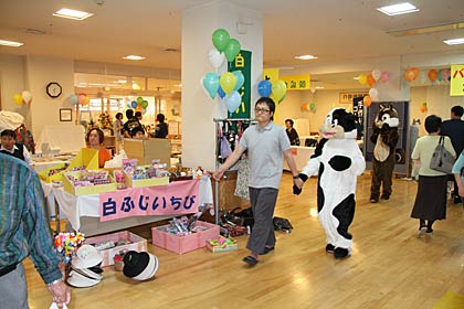 特別養護老人ホーム「白ふじの里」で開かれた第12回春の元気まつり
