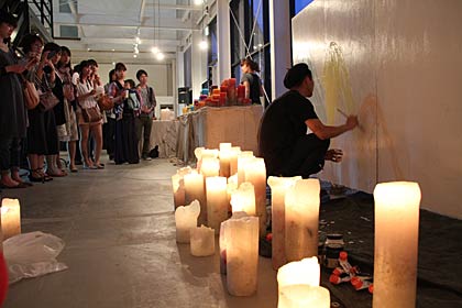 Candle JUNEさんによる空間演出とMao Simmonsさんのライブペインティングをのコラボ