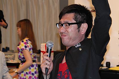 オープニングイベントであいさつする主催の「ソニック ジ エレメンツ」の古俣勇一さん