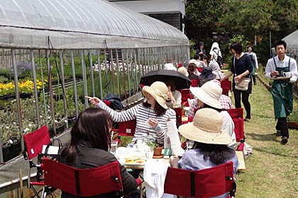 ビニールハウスの色とりどりの花を眺めながら燕三条産の朝食を味わう