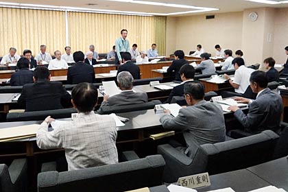 4日開かれた三条市議会6月定例会の議案概要説明会