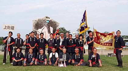 三条凧合戦の表彰式で最高得点優勝した東三条五月会