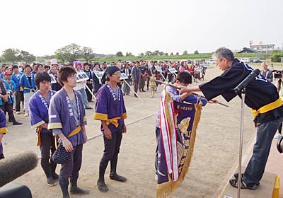  三条凧合戦の表彰式で最高得点優勝した東三条五月会