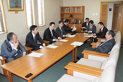 山崎燕商工会議所会頭に高校の新卒求人申し込みと採用枠の拡大への協力を求める三条・燕・加茂地区高等学校校長会の高校校長ら