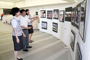 燕市・協栄信用組合本店営業部ロビーのミニギャラリーで地元の写真愛好家、服部健さんの写真展