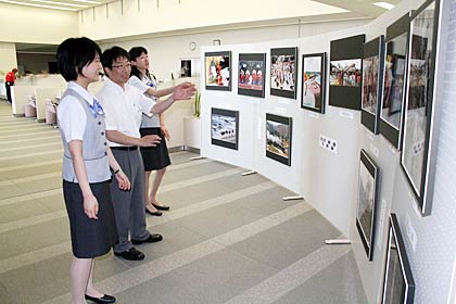 協栄信用組合本店営業部のロビーのミニギャラリーで服部健さんの写真展