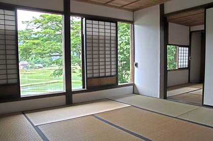  無料開放にあわせてふだんは締め切っている生家の窓も開け放って公開、博士が漢詩をつくっていた2階の座敷
