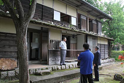  生家へ足を運んで懐かしむ達人さん