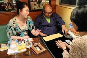 燕市・フード＆バー「noanoa」で手相やメディスン・カードを使った占い、若い女性が恋愛や仕事の悩みを