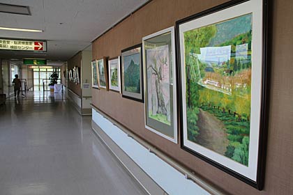 22日まで済生会三条病院で開かれている洋画グループ「茜会」習作展