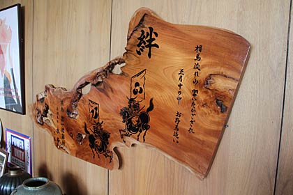 4月の燕・福島再会交流事業でかつて燕市へ避難していた南相馬市の人から鈴木燕市長にプレゼントされた木製の飾り