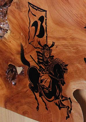 一方の騎馬武士はめがねをかけ、燕市の市章が描かれた旗指し物を背中に差す