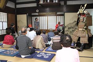 燕市・香林堂で地元下町町内会が昨年に続いて町内のお年寄りを招いてマジックや紙芝居、笑いの集い