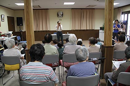 お年寄り約40人が集まって大きな歌声で笑い声も絶えなかった