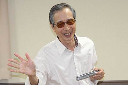 お年寄りと会話でのコミュニケーションも楽しみながら演奏する大橋さん