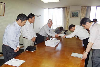 三条市で小中一体校問題で事務監査請求を行うための署名活動をした「私たちの三条市をつくる市民の会」と「小中一体校の問題を考える会」5,946人分の署名を集めて選挙管理委員会に提出