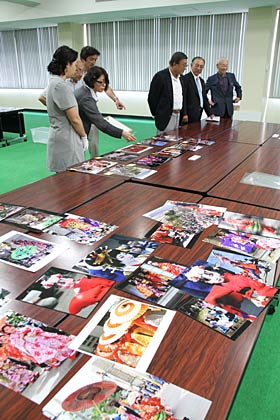 分水福祉会館で開かれた分水おいらん道中写真コンテストの審査会