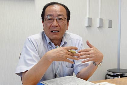 県三条地域振興局が初めて報道関係者向けに1年間を通した事業説明会で話す岡田伸夫局長