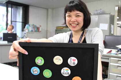 三条マルシェの缶バッジ製作を担当した地域経営課の田辺主事