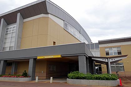 会場の三条市栄体育館