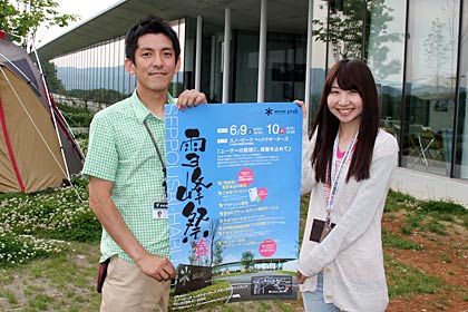 平成24年度全国危険物安全大会で優良危険物関係事業所表彰を受けた三恵(株)の外山社長(右)と市川三条市消防長(左)
