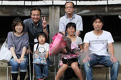 国定市長、箕輪実行委員長と記念撮影する長沼さん家族
